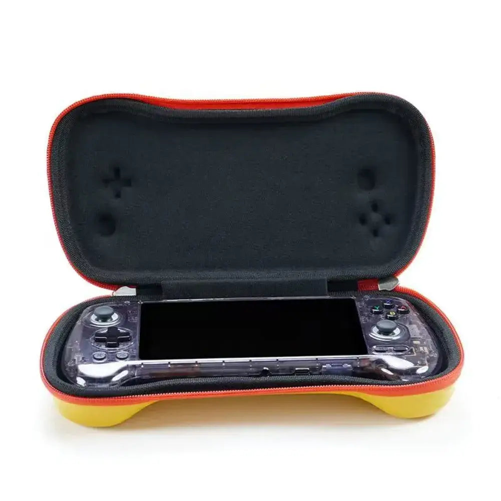 Housse Anbernic RG557 – Protection colorée et stylée ouverte, montrant découpe intérieure en mousse et design jaune et rouge.