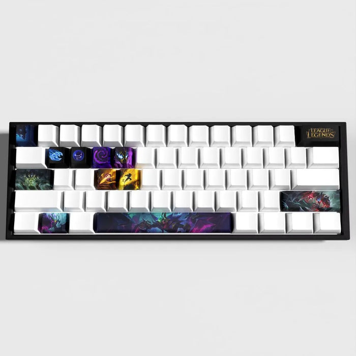 Des éléments clairs sur un fond noir — Keycaps Nocturne League of Legends – le set noir pour setup sombre et stream