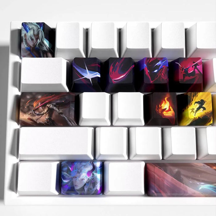 Yone, une estampe grise et blanche posée sur le clavier — Keycaps Yone League of Legends – Esprit japonais sur clavier gris et blanc