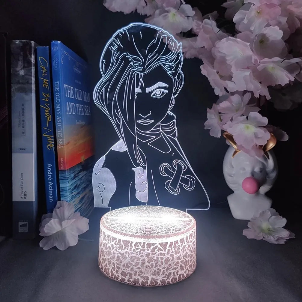 Lampe 3D LED Jinx de League of Legends illuminée, décorative avec une ambiance inspirante, entourée de livres et de fleurs.