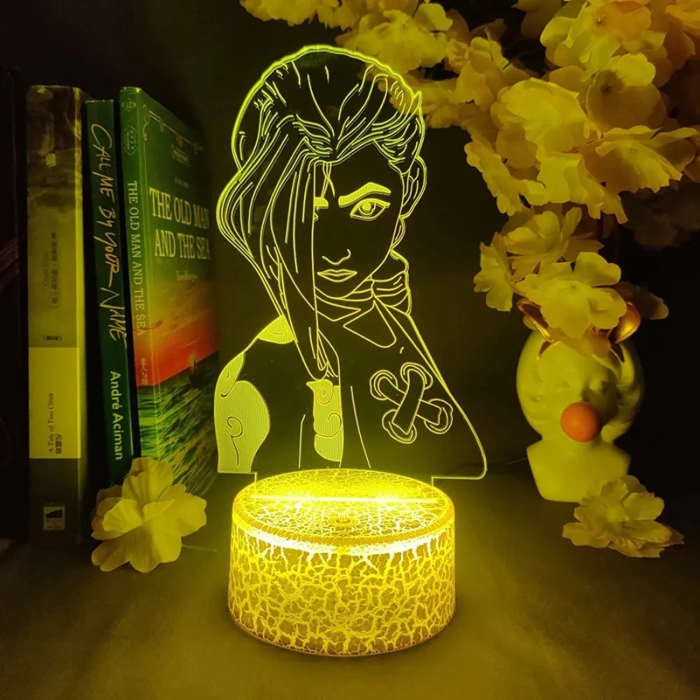 Lampe 3D LED Jinx de League of Legends illuminée avec un éclairage jaune, entourée de livres et décorations florales.