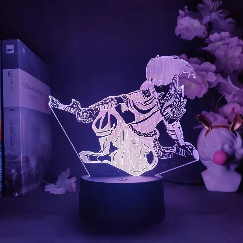 Lampe Yasuo en ambiance gaming sur un bureau blanc