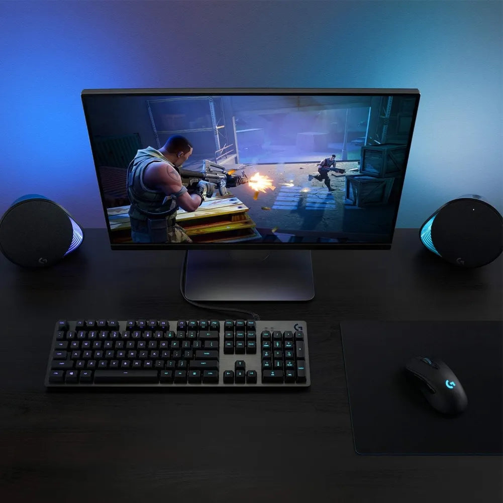 Clavier Logitech G512 utilisé dans un setup gaming RGB immersif