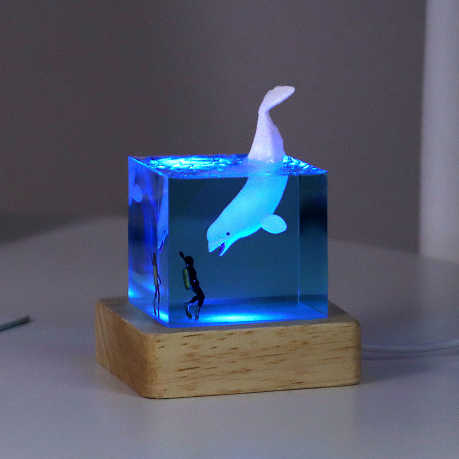 Veilleuse cube en résine, sujet béluga, sur socle lumineux en bois