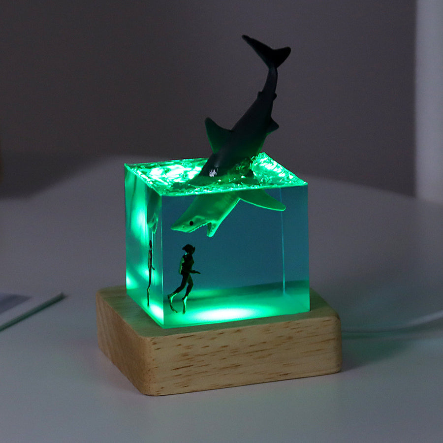Veilleuse cube en résine, sujet requin, sur socle lumineux en bois