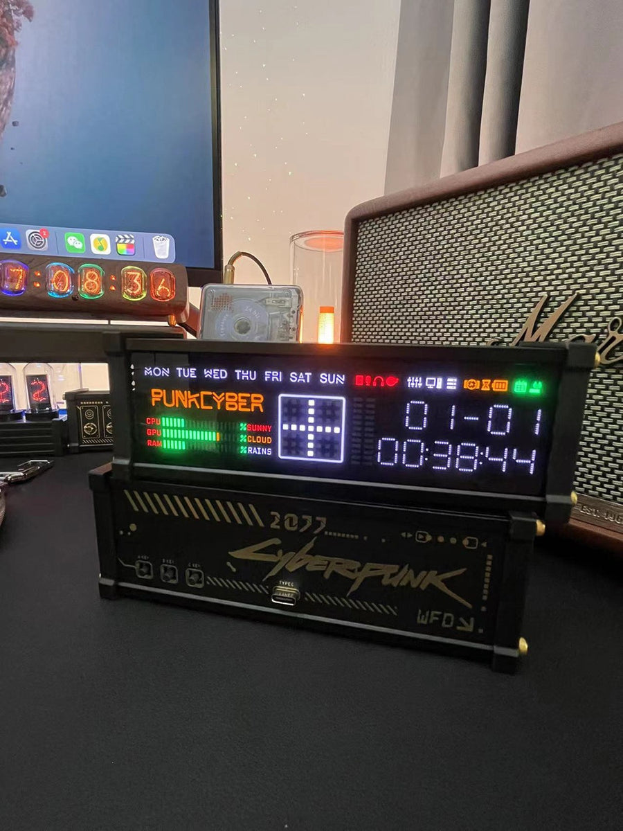 Horloge PunkCyber WFD posée sur un bureau, afficheur multicolore de face