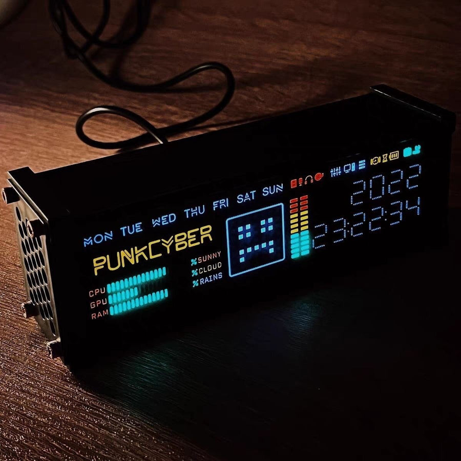 Horloge PunkCyber WFD éclairant un coin de bureau la nuit