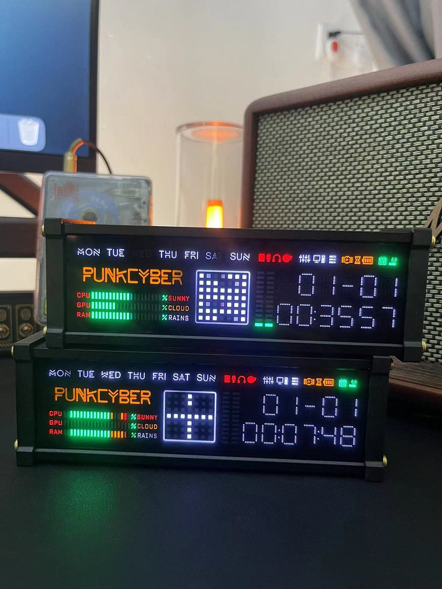 Horloge PunkCyber WFD dans un intérieur, afficheur lisible de loin