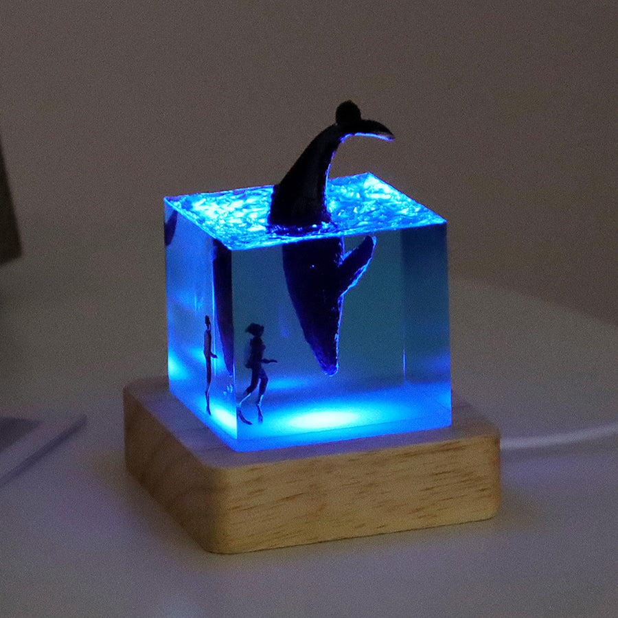 Veilleuse cube en résine, sujet baleine à bosse, sur socle lumineux en bois