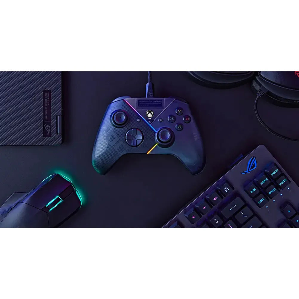 Manette ROG Raikiri avec rétroéclairage, sur un bureau de gaming avec souris et clavier.