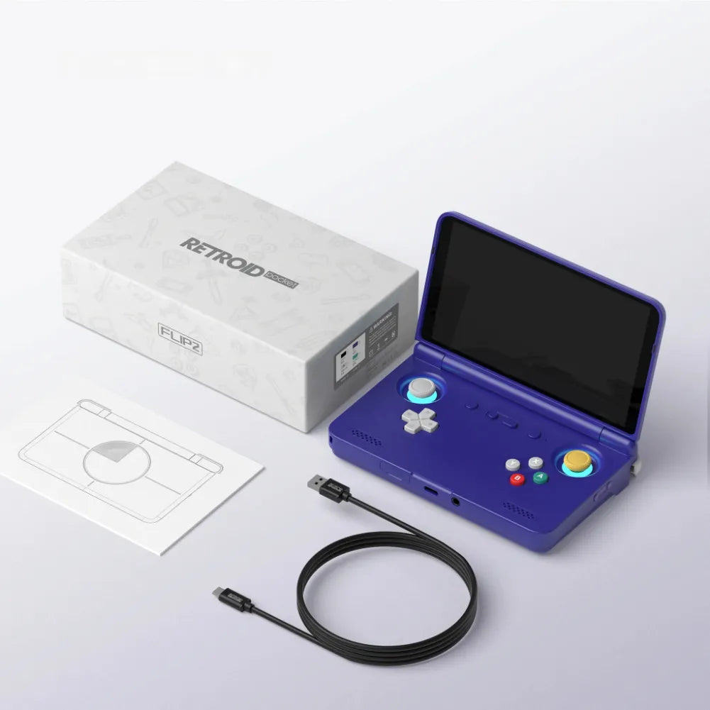 Console portable Retroid Pocket Flip 2 violet avec un écran AMOLED, câble USB et boîte blanche.
