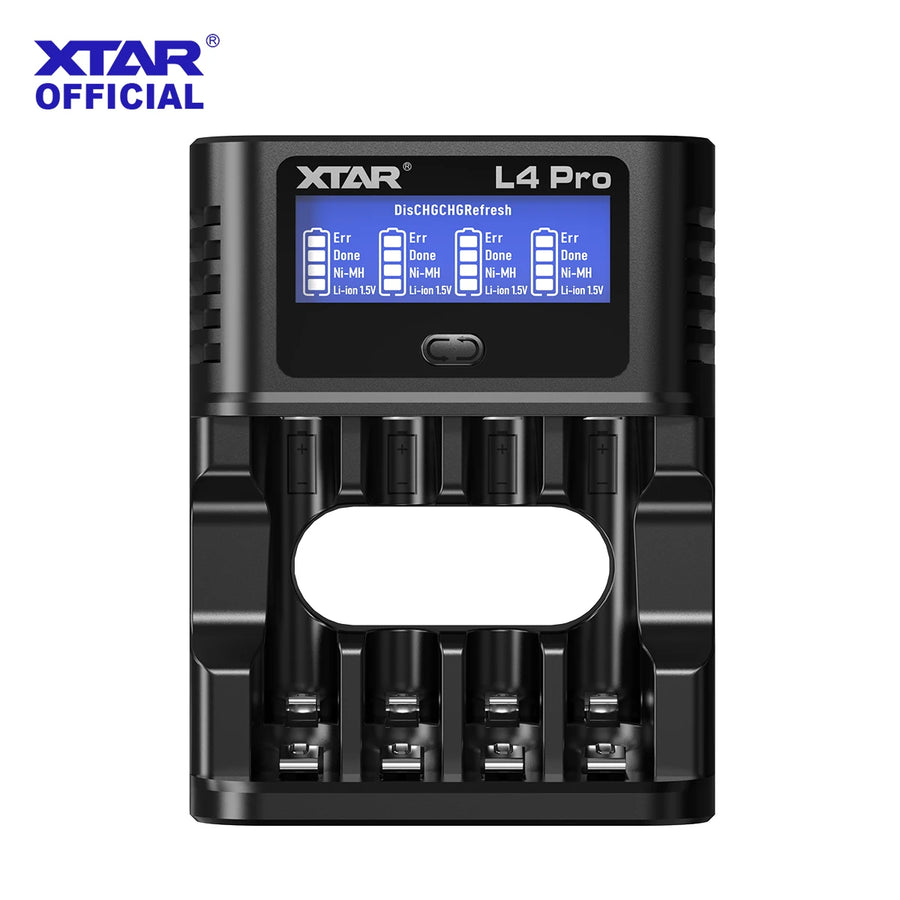 Chargeur XTAR L4 Pro vu de face, écran LCD et quatre emplacements pour piles AA et AAA