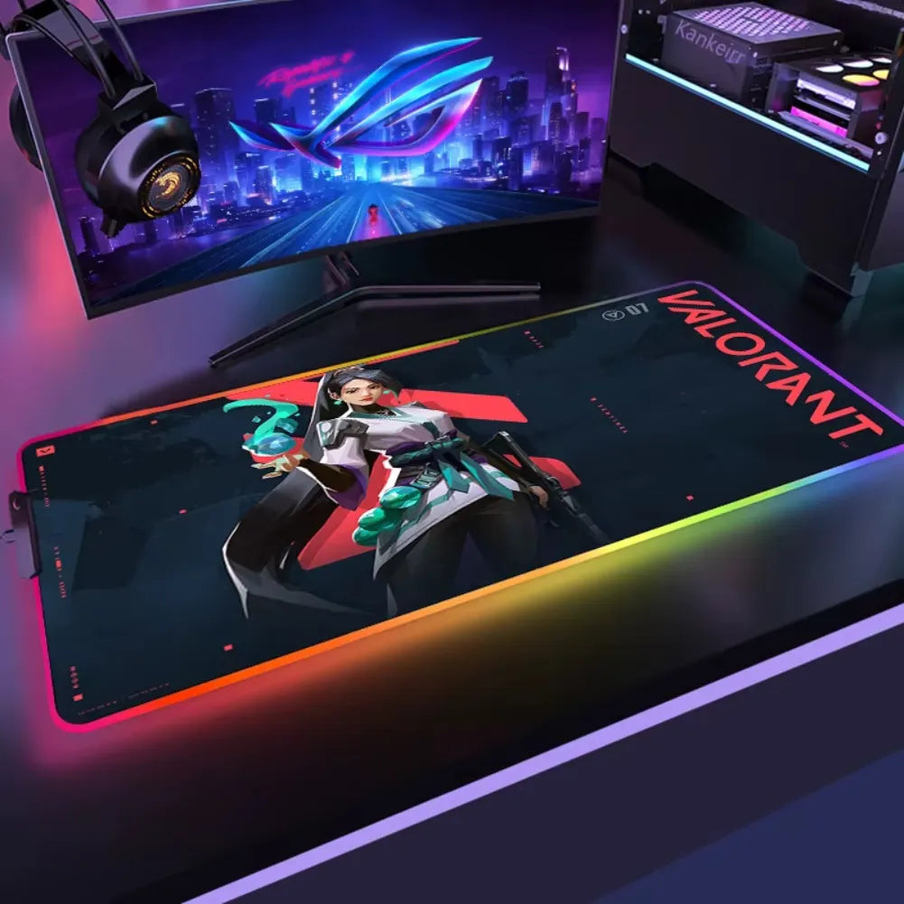 Tapis de souris gamer valorant avec le personnage sage sur un bureau