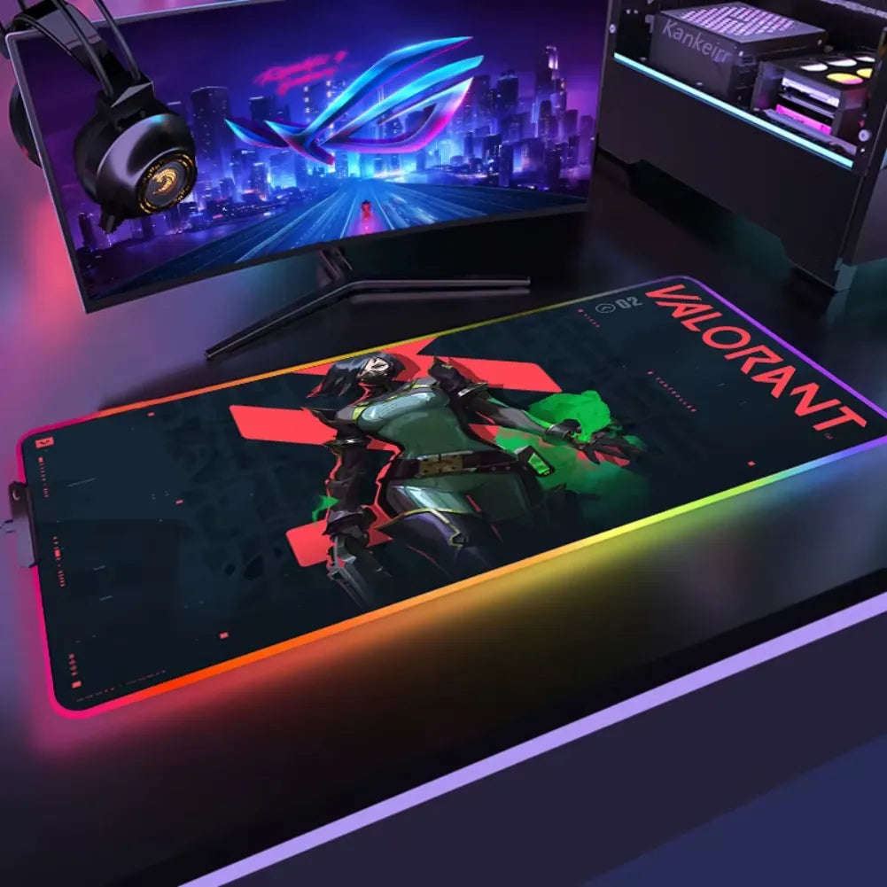 Tapis de souris Valorant Viper RGB sur un bureau gaming