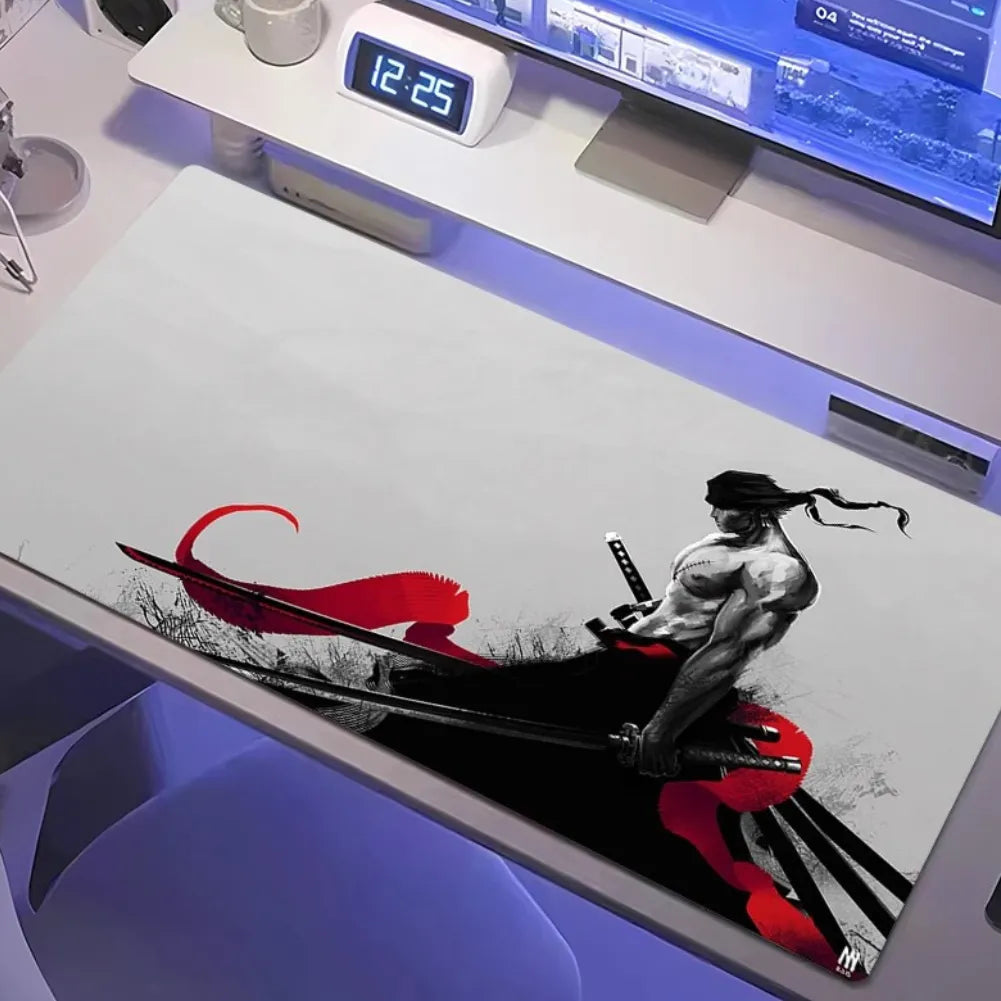 Tapis de souris XXL One Piece Zoro avec design artistique et touches rouges sur un bureau moderne.