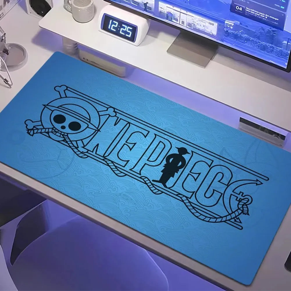 Tapis de souris One Piece XXL avec design épique sur fond bleu, idéal pour gamers et amateurs d'anime.