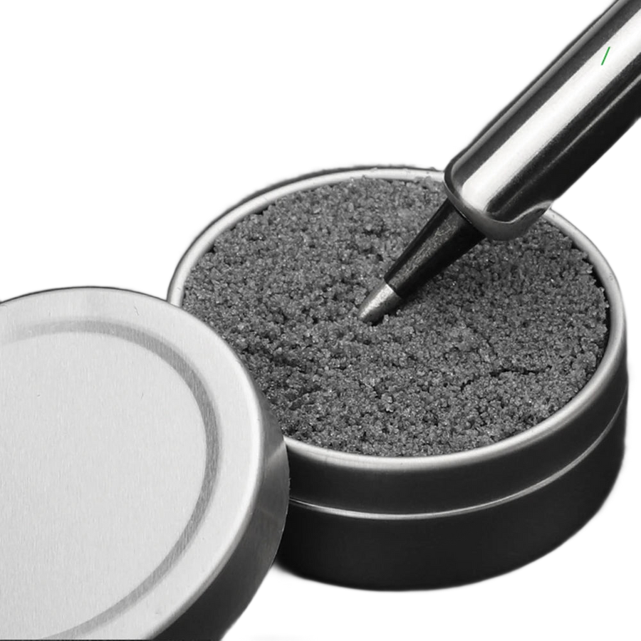 Petit boîtier rond ouvert contenant la crème d'étamage pour panne de fer à souder