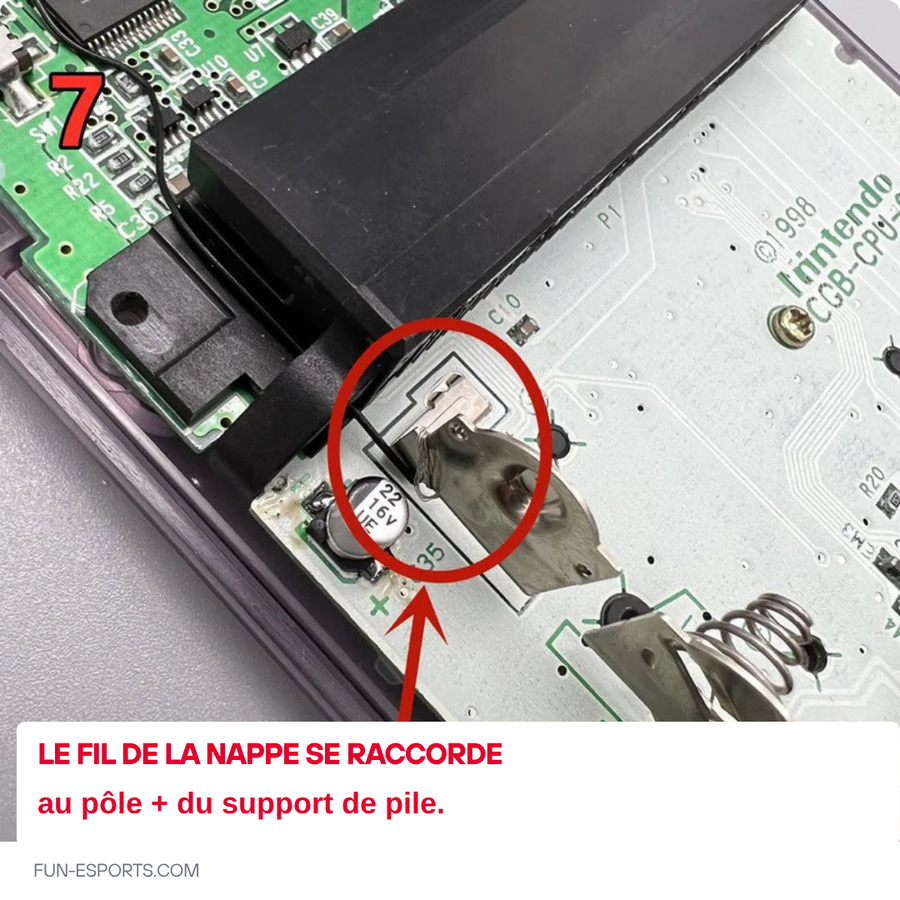 Notice de montage en francais, etape 7 : le fil de la nappe se raccorde au pole positif du support de pile
