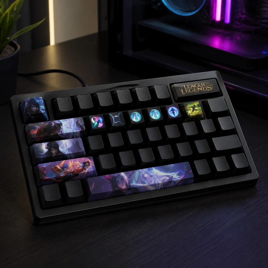 Keycaps Aphelios montées sur un clavier mécanique noir devant un PC gaming