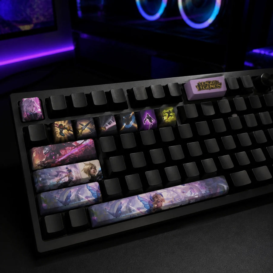 Keycaps Fiora montées sur un clavier mécanique noir devant un PC gaming