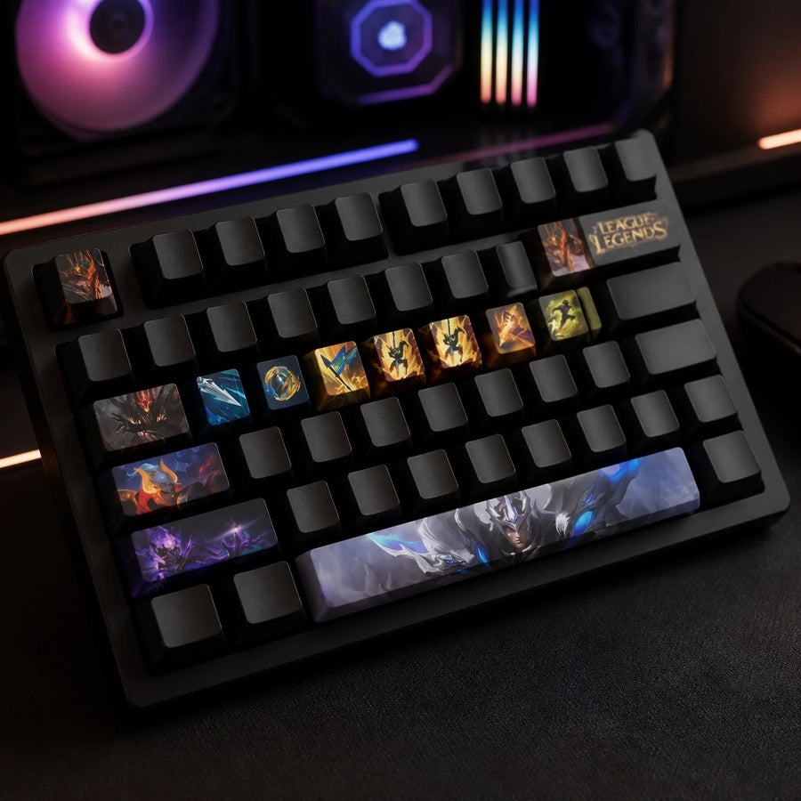 Keycaps Jarvan IV montées sur un clavier mécanique noir devant un PC gaming