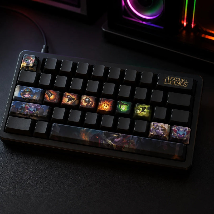 Keycaps Tristana montées sur un clavier mécanique noir devant un PC gaming