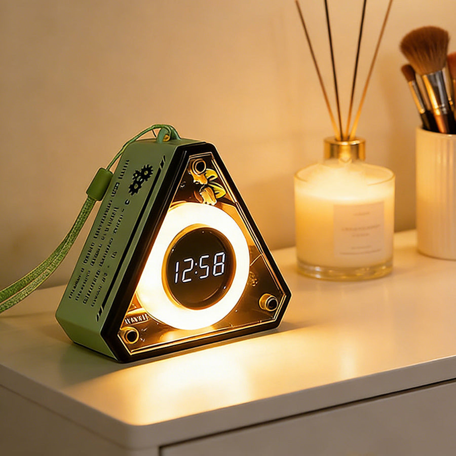 Veilleuse verte version horloge allumée sur une table de chevet